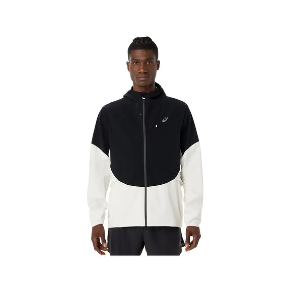 En mand står med ansigtet fremad og har ASICS Metarun Legend Jacket til mænd på – en stilfuld løbejakke til mænd i farven Cream/Performance Black. Denne vandtætte løbejakke med hætte og lynlås har ASICS-logoet på venstre bryst, hvor de cremefarvede nuancer suppleres af sorte detaljer langs ærmerne og nederst på jakken.