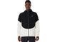En mand står med ansigtet fremad og har ASICS Metarun Legend Jacket til mænd på – en stilfuld løbejakke til mænd i farven Cream/Performance Black. Denne vandtætte løbejakke med hætte og lynlås har ASICS-logoet på venstre bryst, hvor de cremefarvede nuancer suppleres af sorte detaljer langs ærmerne og nederst på jakken.