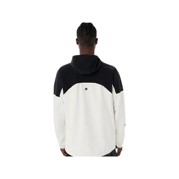 Der ses en person set bagfra iført Asics Metarun Legend Jacket, Herre, i farvekombinationen Cream/Performance Black. Jakken er designet som en vandtæt løbejakke og har en sort overdel og ærmer, mens resten er cremefarvet. Hætten er trukket op, og på en ensfarvet hvid baggrund fremstår denne stilfulde løbejakke til mænd perfekt.