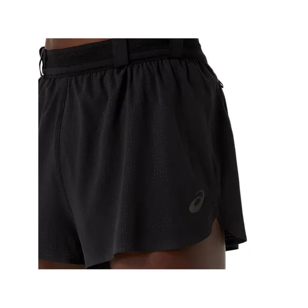 Nærbillede af en person iført Asics Metarun Split Short, Herre, Performance Black. Shortsene har Asics-logoet på venstre ben og er vist fra underkrop til lår mod en almindelig hvid baggrund.