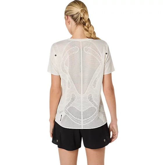 Der ses et billede bagfra af en person med langt, blondt hår sat i en fletning, iført en Asics Metarun Ss Top, Dame, i farven creme og sorte shorts foran en ensfarvet hvid baggrund.