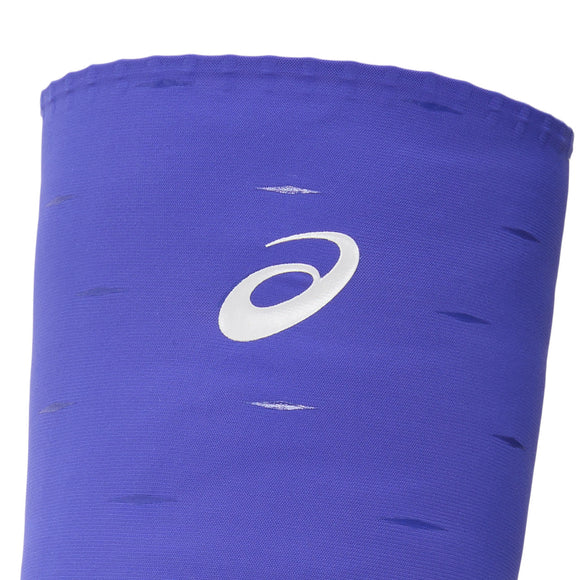 Et nærbillede af Asics' unisex Metaspeed Arm Sleeve i Cobalt Burst med hvidt logo og mørke striber fremhæver dens kompression og fleksibilitet.
