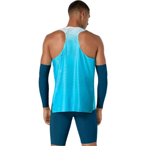 Der ses et billede af en mand set bagfra, iført en Asics Metaspeed Singlet, Herre, i farven »Aquarium«, blå kompressionsarmvarmere og blå sportsshorts på en ensfarvet hvid baggrund.