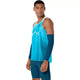 En mand er iført en blå Asics Metaspeed Singlet, Herre, farven »Aquarium«, sammen med matchende kompressionsshorts og blå armvarmere. Han står foran en ensfarvet hvid baggrund og kigger let til siden med et neutralt udtryk.
