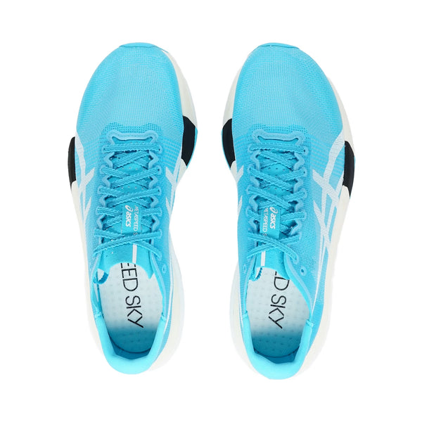 Et par Asics Metaspeed Sky Tokyo-løbesko i farven Aquarium/White, unisex, set ovenfra med hvide såler, sorte og hvide detaljer, synlig »SPEED SKY«-tekst på indlægssålerne og en responsiv kulstofplade, der sikrer høj ydeevne.