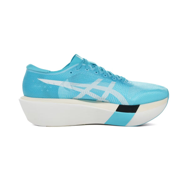 Asics Metaspeed Sky Tokyo-løbeskoen, unisex i farven Aquarium/White, har en tyk hvid sål, et hvidt logo, en sort detalje foran og et lavt snit. Den vises på en ensfarvet hvid baggrund.