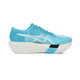Asics Metaspeed Sky Tokyo-løbeskoen, unisex i farven Aquarium/White, har en tyk hvid sål, et hvidt logo, en sort detalje foran og et lavt snit. Den vises på en ensfarvet hvid baggrund.