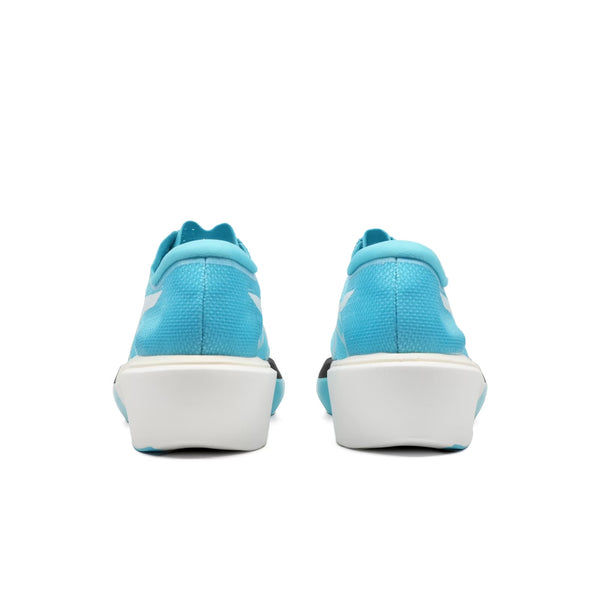 Et par Asics Metaspeed Sky Tokyo unisex-sneakers i farven Aquarium/White med hvide såler og en kulstofplade, fotograferet set bagfra på en ensfarvet hvid baggrund.