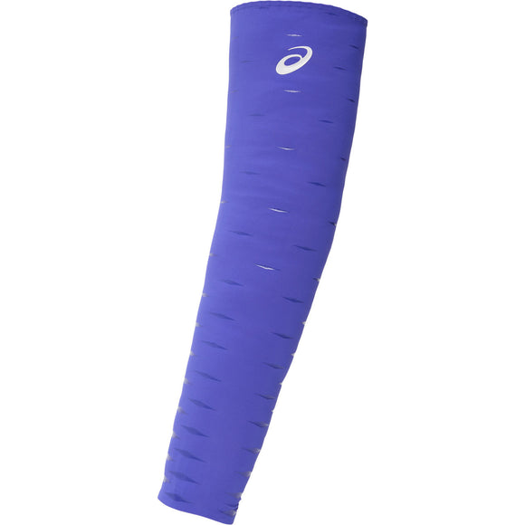Et enkelt cobalt burst Metaspeed Arm Sleeve fra Asics giver optimal kompression og fleksibilitet med subtile vandrette linjedetaljer og et hvidt Asics-logo i toppen. Unisex-design.