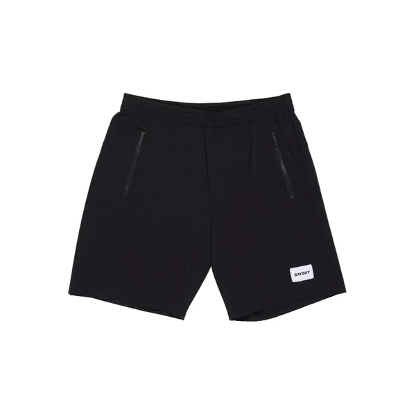 Saysky Motion Running Shorts 8" til herrer i sort har lynlåslommer og et lille hvidt rektangulært mærke nederst på venstre ben, vist på en hvid baggrund.