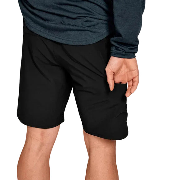 En person vises fra taljen og ned iført Saysky Motion Running Shorts 8" til mænd i sort og en langærmet mørkeblå skjorte med højre hånd ved siden af sig på en almindelig hvid baggrund.