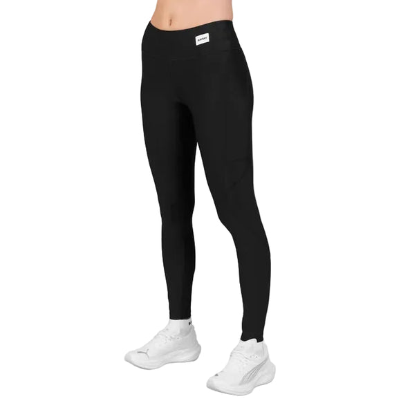 En person har Saysky Motion+ Long Tights, Dame, Black på – træningstights med høj talje og et diskret logo-mærke foran – kombineret med hvide sportssko. Billedet er beskåret over brystet og taget på en ensfarvet hvid baggrund, hvilket gør disse alsidige løbetights til det perfekte valg for aktive kvinder, der søger både stil og ydeevne.