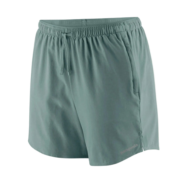 Patagonia Multi Trails Shorts 5½in til kvinder i Blue Sage har elastisk linning, justerbar løbegang, sidelommer og et lille logo i bunden. Disse tekniske shorts er vist på en almindelig hvid baggrund.