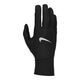 Nike Pacer Lightweight Run Glove til kvinder i sort og sølv har et sølvfarvet swoosh-logo på bagsiden, vist med håndfladen vendt væk og fingrene lidt fra hinanden på en hvid baggrund.