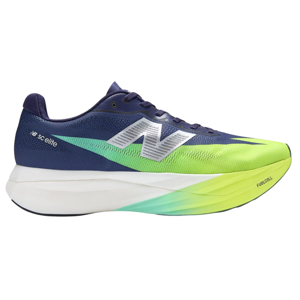 New Balance FuelCell SuperComp Elite v5 løbesko herre i Boysenberry/Afterglow har et slankt lavprofildesign, tyk hvid "FuelCell"-sål med karbonplade-teknologi, sølvfarvet N-logo og sorte snørebånd.