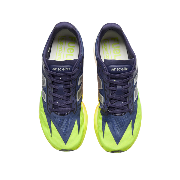 Et par New Balance FuelCell SuperComp Elite v5 løbesko til mænd (herre) i Boysenberry/Afterglow, set ovenfra med logo, "Fuel" og "SC Elite" på indersålerne og en fed overdel med levende detaljer.