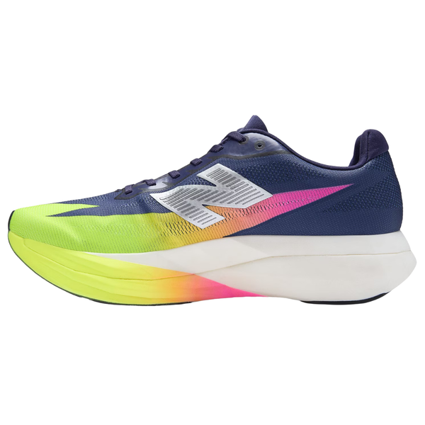 New Balance FuelCell SuperComp Elite v5 løbesko herre i Boysenberry/Afterglow har blå overdel, sølvfarvet N-logo, gul-lyserøde sidedetaljer med gradient, tyk hvid sål og snørebånd.