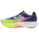 New Balance FuelCell SuperComp Elite v5 løbesko herre i Boysenberry/Afterglow har blå overdel, sølvfarvet N-logo, gul-lyserøde sidedetaljer med gradient, tyk hvid sål og snørebånd.