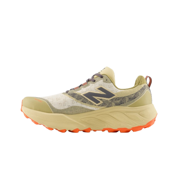 New Balance FreshFoam Hierro v9 til mænd i Linen/Toasted Sesame har en struktureret sål, en åndbar mesh-overdel og et fedt N-logo - ideelt til løbeeventyr i terrænet.