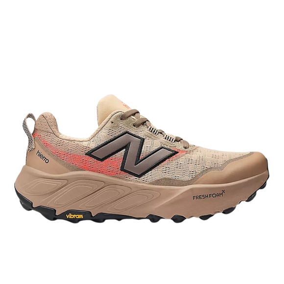 New Balance Freshfoam Hierro V9 til mænd i Desert Clay har et solbrunt og beige design med sort sål, sort N-logo og røde detaljer. Den har Fresh Foam X-komfort og en robust Vibram Megagrip-ydersål til hårdt terræn.