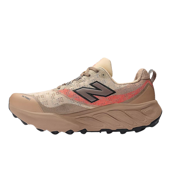 New Balance Freshfoam Hierro V9, Herre, Desert Clay er en brun og beige trailsko med et sort "N"-logo, orange detaljer, mesh-overdel, Vibram Megagrip-slidbane og chunky sål. Vist i sideprofil mod en hvid baggrund.