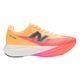 En sideprofil af New Balance FuelCell SuperComp Elite v5 løbesko herre i Tangerine Heat/White Peach/Pink Heat viser en overdel i mesh, en tyk hvid og pink sål med karbonplade og et stort sort N-logo.