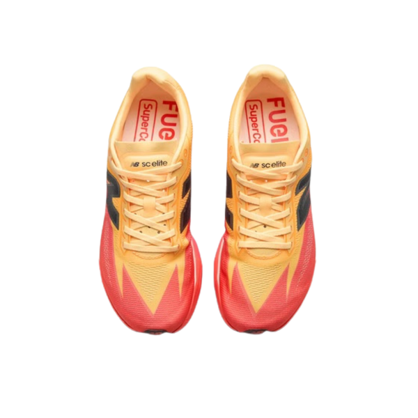 Et par New Balance FuelCell SuperComp Elite v5, Herre løbesko i Tangerine Heat/White Peach/Pink Heat er vist ovenfra på en hvid baggrund. På indersålerne står der "Fuel" og "SuperComp", hvilket understreger den avancerede karbonplade-teknologi.