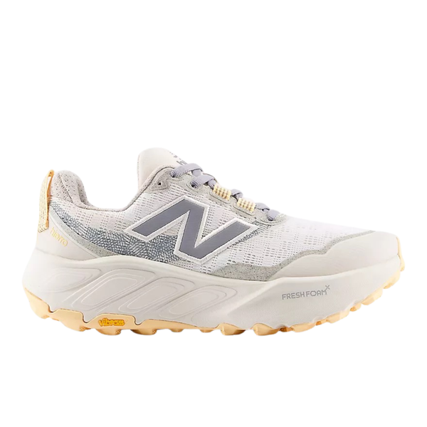 New Balance FreshFoam Hierro V9 Dame i Sea Salt/White Peach har et stort "N"-logo, struktureret sål og "Fresh Foam"- og "Vibram"-branding på mellemsålen og ydersålen.