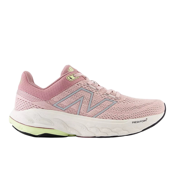 New Balance FreshFoam 860 V14 Dame i Orb Pink/Rosewood/Limelight har mesh-materiale, hvide og grønne detaljer, en stødabsorberende hvid sål for ekstra stabilitet og det karakteristiske N-logo, der ses på en hvid baggrund.