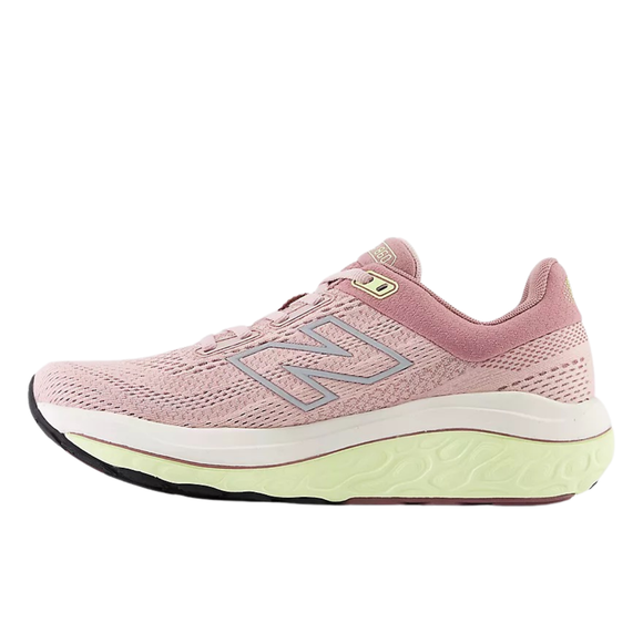New Balance FreshFoam 860 V14 Dame i Orb Pink/Rosewood/Limelight har en overdel i mesh, lysegråt N-logo, lysegul mellemsål og sort ydersål for komfort og stabilitet. Vist fra siden på en hvid baggrund.
