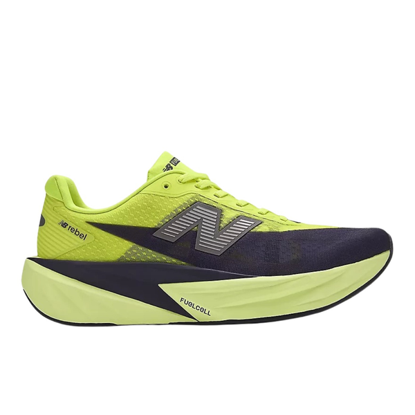 New Balance FuelCell Rebel V5 Dame i Alkaline Green/Boysenberry/Dark Silver Metallic har en tyk sål, overdel i åndbart mesh og snørelukning. Ideel til tempo- og intervaltræning takket være FuelCell-dæmpning.