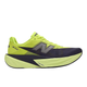 New Balance FuelCell Rebel V5 Dame i Alkaline Green/Boysenberry/Dark Silver Metallic har en tyk sål, overdel i åndbart mesh og snørelukning. Ideel til tempo- og intervaltræning takket være FuelCell-dæmpning.