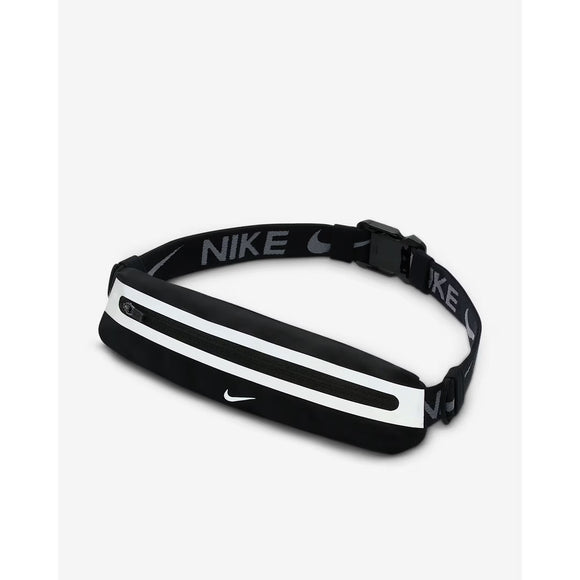 Nike Slim Waistpack 4.0 (Unisex) i sort/sort/sølv har hvid lynlås, refleksstribe og logo. Den justerbare rem viser Nike-navnet og swoosh i hvidt, hvilket gør den til en ideel waistpack for alle. Vist på en almindelig hvid baggrund.