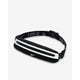 Nike Slim Waistpack 4.0 (Unisex) i sort/sort/sølv har hvid lynlås, refleksstribe og logo. Den justerbare rem viser Nike-navnet og swoosh i hvidt, hvilket gør den til en ideel waistpack for alle. Vist på en almindelig hvid baggrund.
