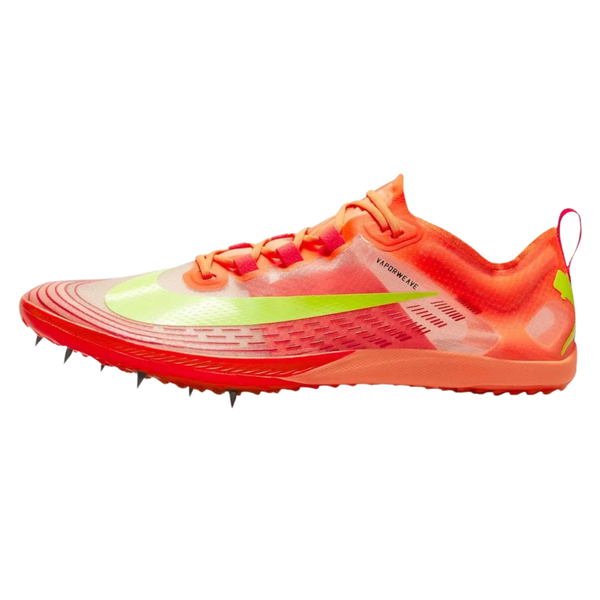 Et billede fra siden på en hvid baggrund viser Nike Zoom Victory XC 5, Unisex, i Total Orange/Volt-Bright Crimson-Black, med en neongul swoosh, seks metalpigge på sålen og et lavt snit.