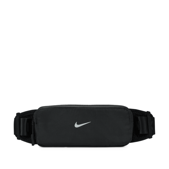 Nike Tempo Waistpack, unisex, sort/sort/sølv: Kompakt design med sikker opbevaring i lynlåslomme, sidespænder og sølvfarvet Nike Swoosh-logo på fronten. Fotograferet mod en enkel hvid baggrund.
