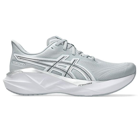 ASICS Novablast 5 ATC Herre i Piedmont Grey/Pure Silver har en overdel i mesh, en tyk hvid polstret sål og sølvfarvede logoaccenter - vist i sideprofil på en hvid baggrund for en stilfuld, komfortabel løbesko.