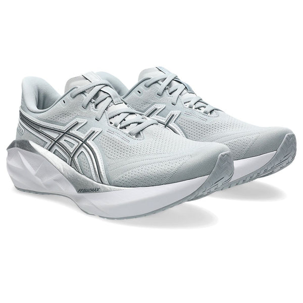 Et par Asics Novablast 5 ATC til mænd i Piedmont Grey/Pure Silver med overdel i mesh, hvid mellemsål og sølvdetaljer vises side om side på en hvid baggrund.