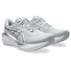 Et par Asics Novablast 5 ATC til mænd i Piedmont Grey/Pure Silver med overdel i mesh, hvid mellemsål og sølvdetaljer vises side om side på en hvid baggrund.