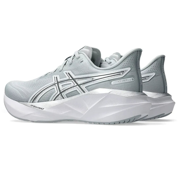 Et par Asics Novablast 5 Atc herre løbesko i Piedmont Grey/Pure Silver vises fra en vinkel bagfra med hvide såler og sølvdetaljer på en hvid baggrund.