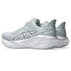 Et par Asics Novablast 5 Atc herre løbesko i Piedmont Grey/Pure Silver vises fra en vinkel bagfra med hvide såler og sølvdetaljer på en hvid baggrund.