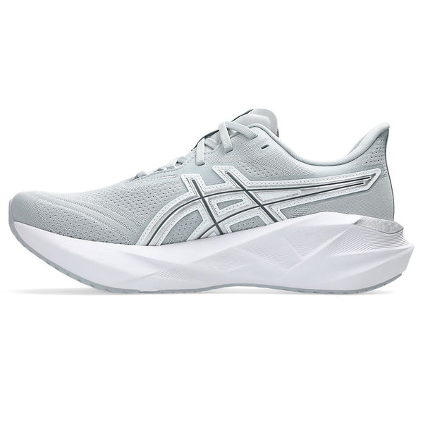 ASICS Novablast 5 ATC herre løbesko i Piedmont Grey/Pure Silver har en overdel i mesh, hvid mellemsål, logo på siden, lav hæl, snørelukning og en struktureret sål, der giver et godt greb.