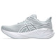 ASICS Novablast 5 ATC herre løbesko i Piedmont Grey/Pure Silver har en overdel i mesh, hvid mellemsål, logo på siden, lav hæl, snørelukning og en struktureret sål, der giver et godt greb.