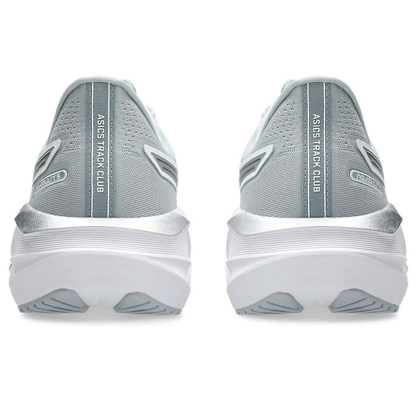 Et par lysegrå Asics Novablast 5 ATC herre løbesko i Piedmont Grey/Pure Silver, set bagfra med "ASICS TRACK CLUB" på hælen og en hvid og sølvfarvet sål - perfekt til både komfort og stil.