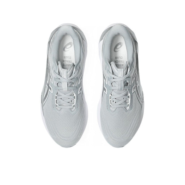 Et par ASICS Novablast 5 Atc løbesko til mænd i Piedmont Grey/Pure Silver, vist ovenfra på en hvid baggrund, med overdel i mesh, snørebånd og Asics-logo på indersålerne og sidepanelerne.