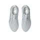 Et par ASICS Novablast 5 Atc løbesko til mænd i Piedmont Grey/Pure Silver, vist ovenfra på en hvid baggrund, med overdel i mesh, snørebånd og Asics-logo på indersålerne og sidepanelerne.