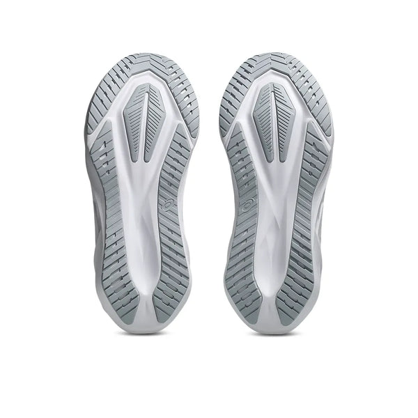 Et par ASICS Novablast 5 Atc herre løbesko i Piedmont Grey/Pure Silver vises fra bunden og fremhæver deres grå og hvide mønstrede gummiydersåler med strukturerede slidbaner for ekstra greb, placeret side om side på en hvid baggrund.