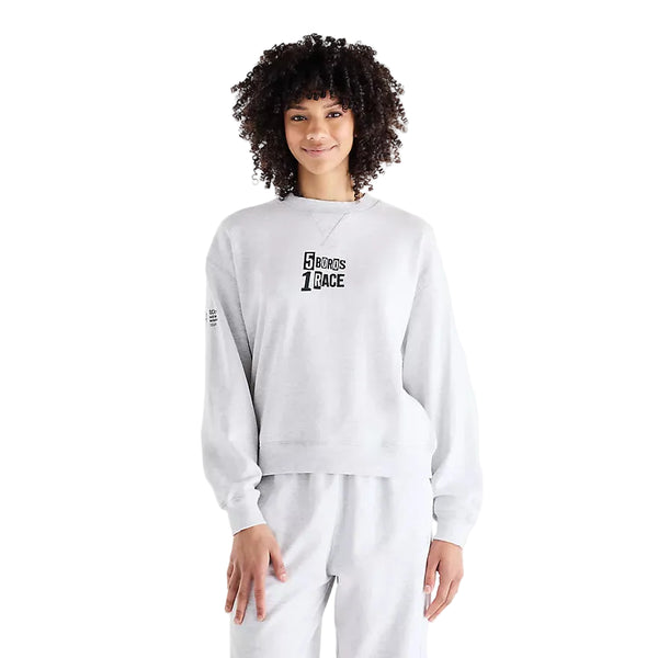 En lysegrå New Balance NYC Marathon Athletics Graphic Crew-sweatshirt i farven Ash Heather med teksten 5 BOROS 1 RACE trykt på brystet.