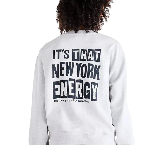 Bagside af en New Balance NYC Marathon Athletics Graphic Crew i farven Ash Heather med teksterne ITS THAT NEW YORK ENERGY og TCS New York City Marathon trykt på bagsiden af sweatshirten i French Terry-stof.
