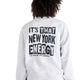 Bagside af en New Balance NYC Marathon Athletics Graphic Crew i farven Ash Heather med teksterne ITS THAT NEW YORK ENERGY og TCS New York City Marathon trykt på bagsiden af sweatshirten i French Terry-stof.